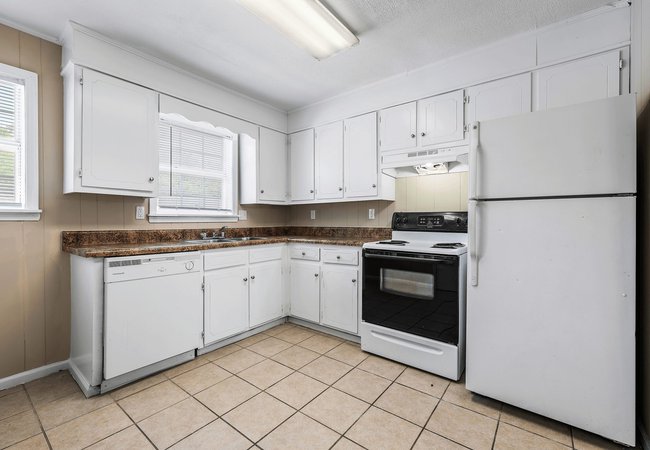 updated kitchen at Copper Creek Apartments located in Tuscaloosa, AL